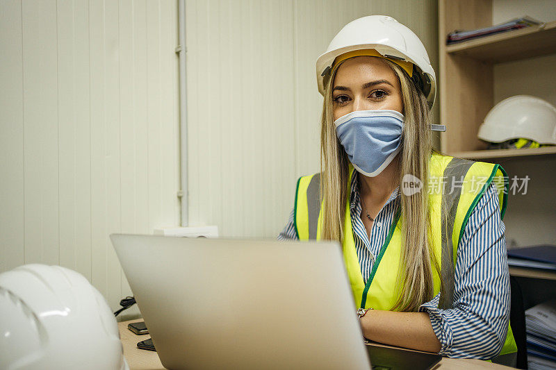 办公室里的女建筑工程师