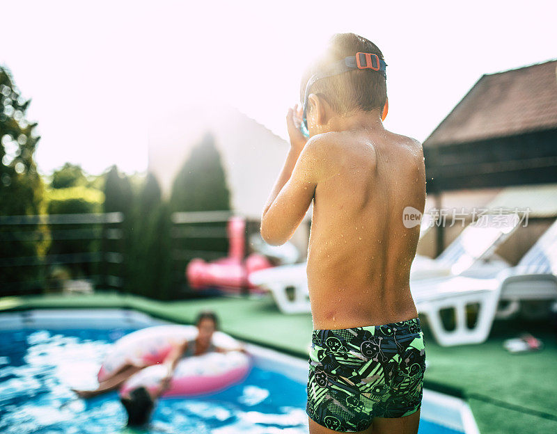儿童在室外游泳池嬉戏的肖像