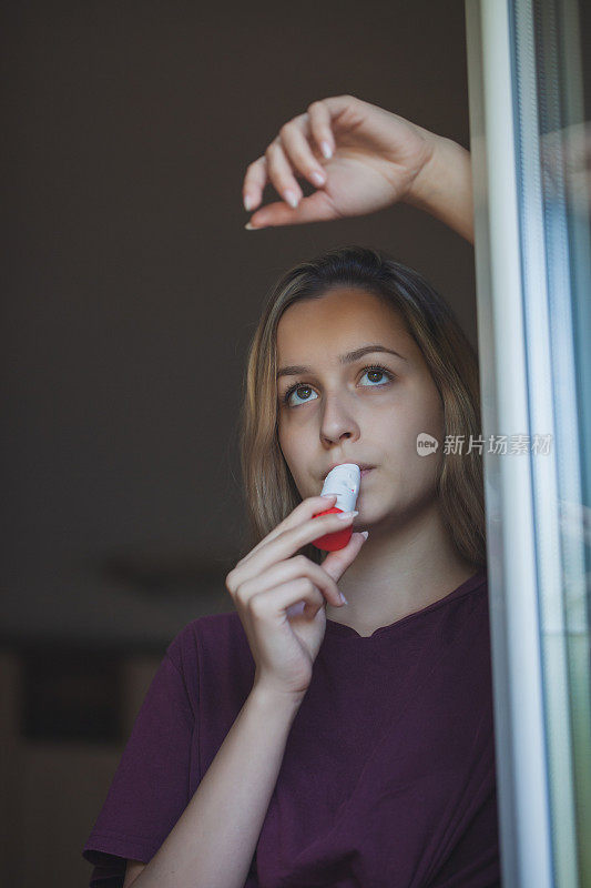 使用吸入器的哮喘妇女-哮喘者的日常生活