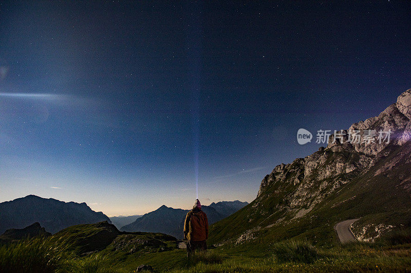 山里的成年人用大灯看夜空