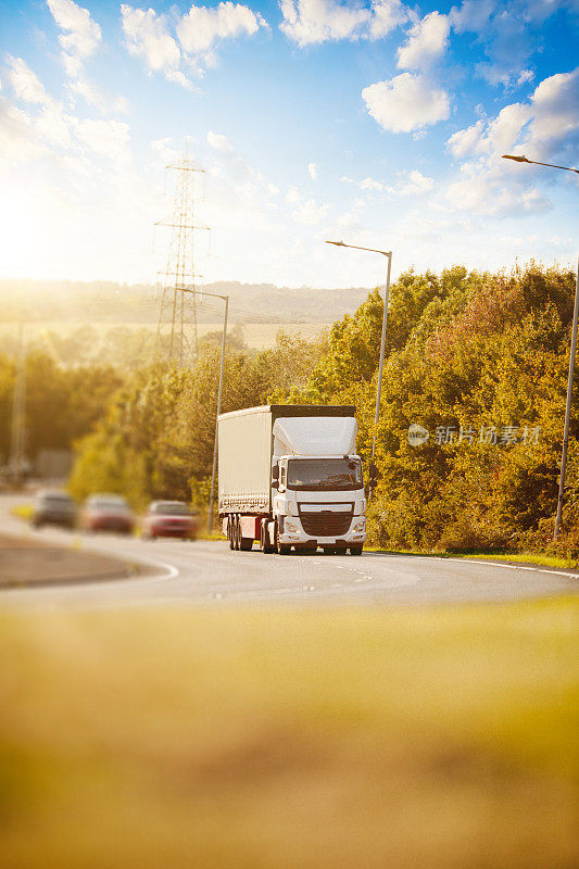 高速公路上的卡车