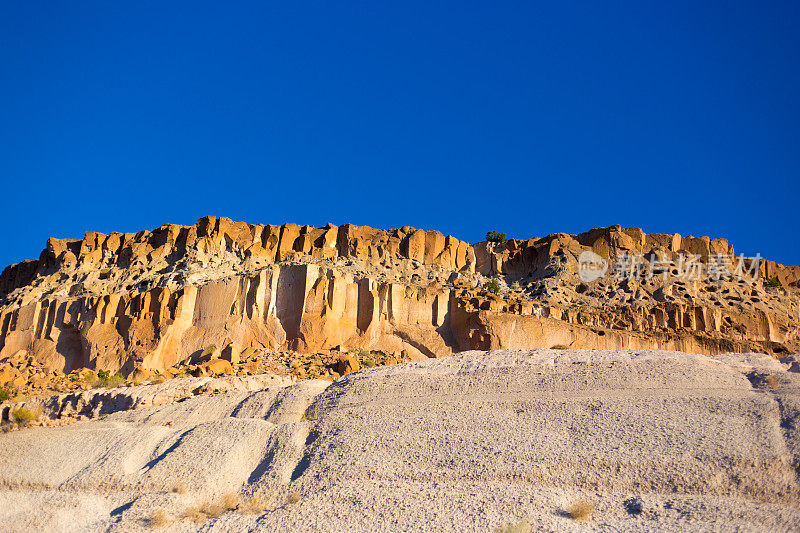 洛斯阿拉莫斯(洛斯阿拉莫斯):阳光照耀的岩石悬崖