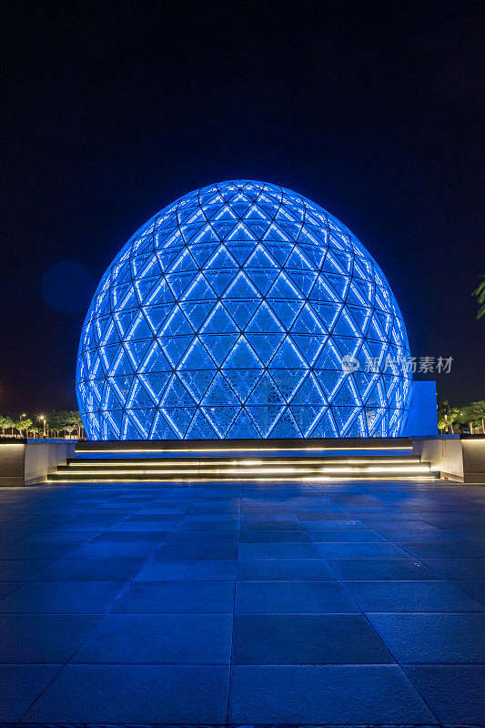 阿联酋阿布扎比的谢赫扎耶德大清真寺附近的蓝色发光球体圆顶，拍摄于夜晚。全国最大的清真寺