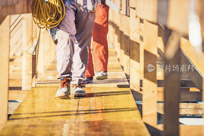 建筑工人在建筑框架