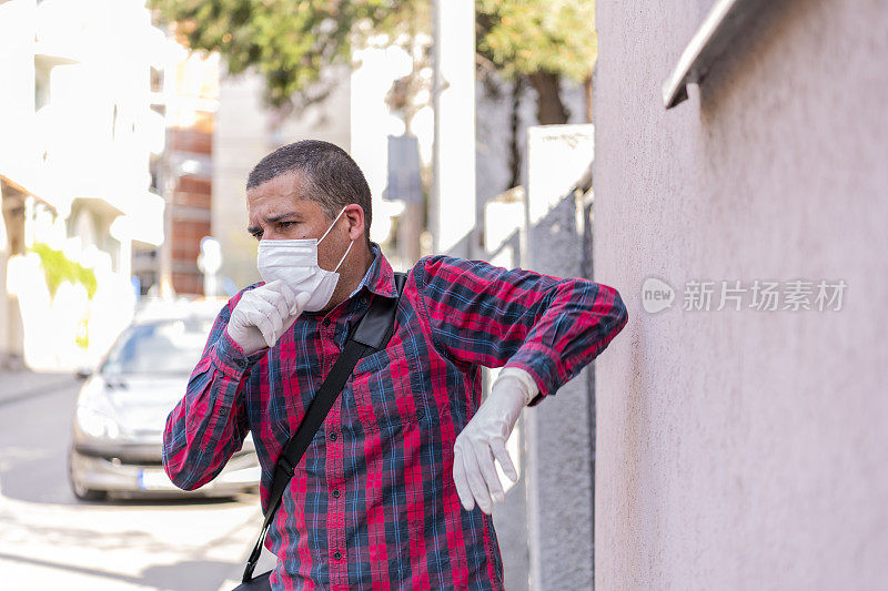 患有慢性肺炎的商人在城市街道上咳嗽。