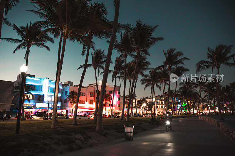 黄昏的迈阿密海滩漫步