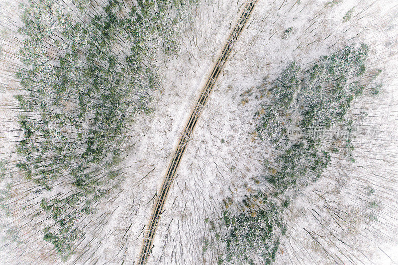 鸟瞰空旷的道路在田园诗般的冬季景观