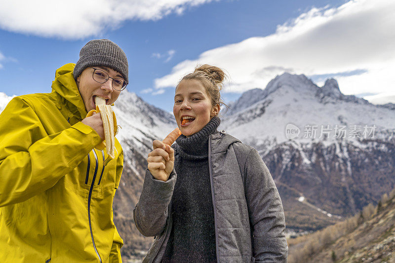 年轻夫妇在山上吃健康的零食