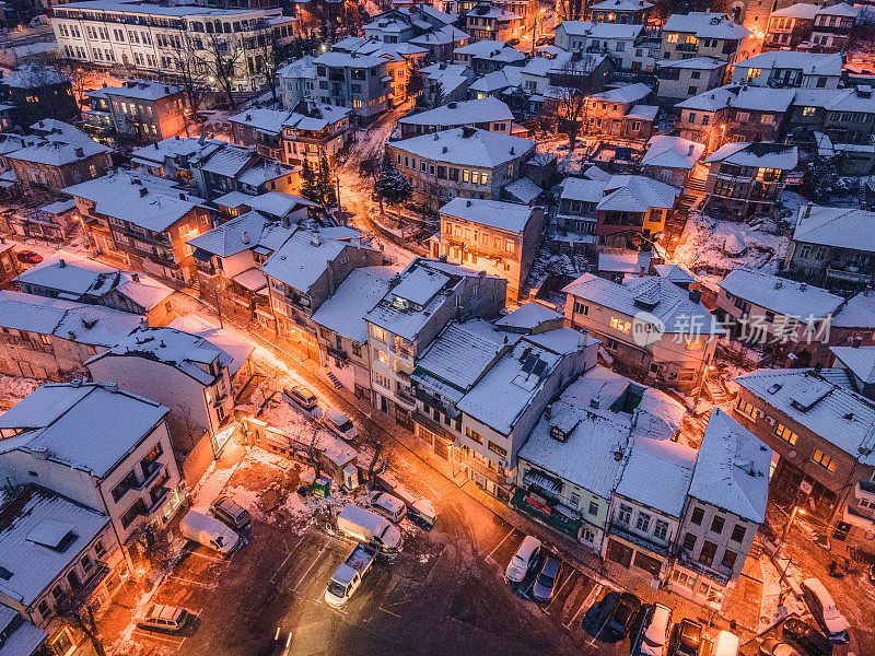 冬天的鸟瞰图。夜幕降临在维利科·塔诺沃城。