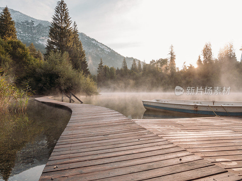 风景优美的阿尔卑斯湖和山脉在瑞士