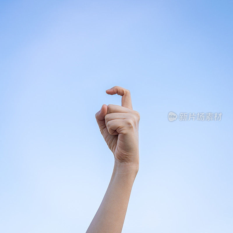 钩手势的天空背景