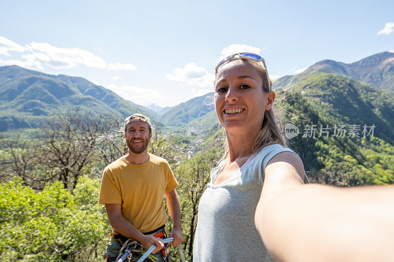 一对登山者在岩石上自拍