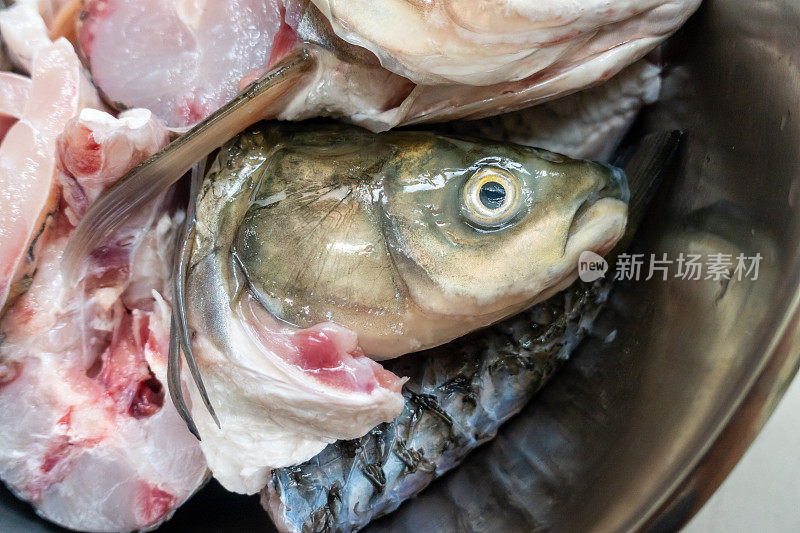 平底锅里的鲤鱼片