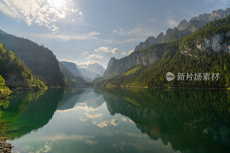 山的景观反映在水中