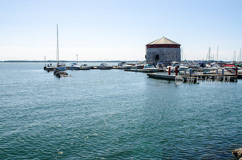 金斯敦的码头上有小船和马尔泰罗(莫尼)塔