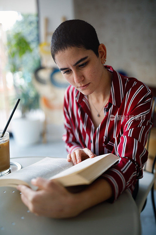 年轻女子在咖啡馆看书(模拟读书人)
