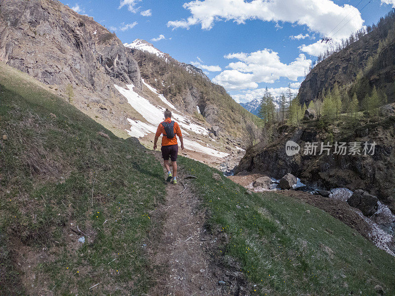 在瑞士阿尔卑斯山的男子小道跑步