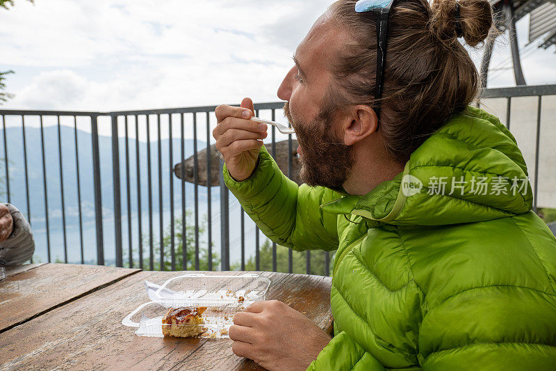 男徒步旅行者休息去野餐