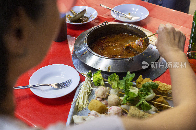 马六甲火锅-女人蘸沙嗲肉棒到沸腾的肉汁