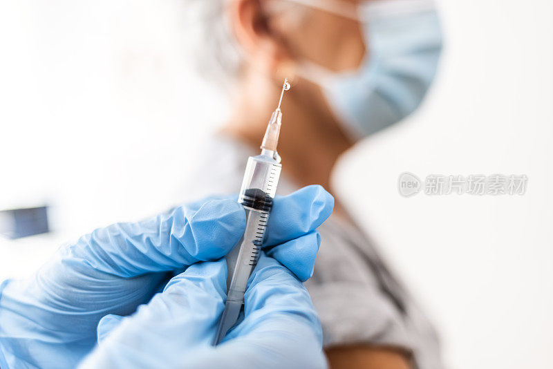 护士在病人手臂上接种疫苗