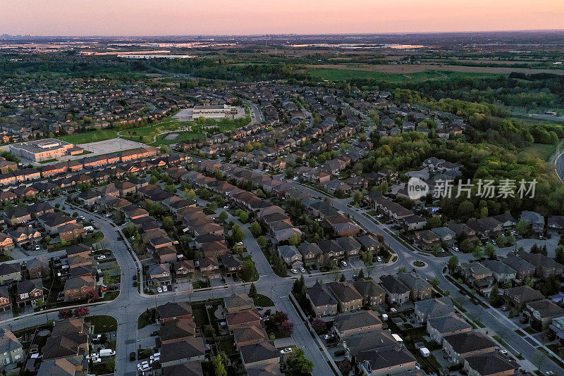 加拿大沃恩，Woodbridge和Kleinburg的独立复式住宅，在麦肯齐博士和Islinton大街的住宅区的鸟瞰图