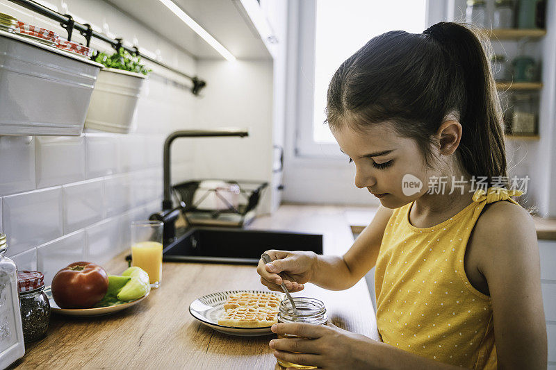 可爱的女孩正在准备健康的早餐。孩子,复制空间。