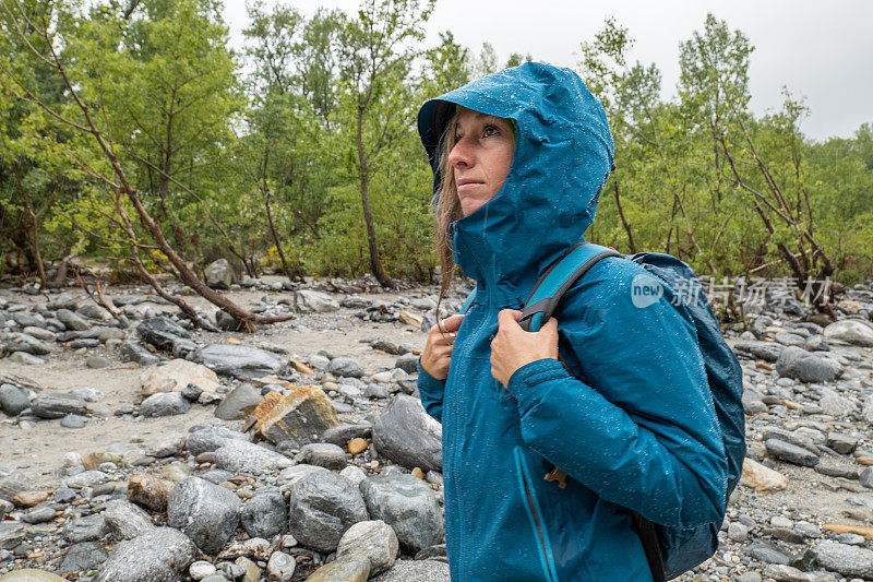 女徒步旅行者在暴雨中