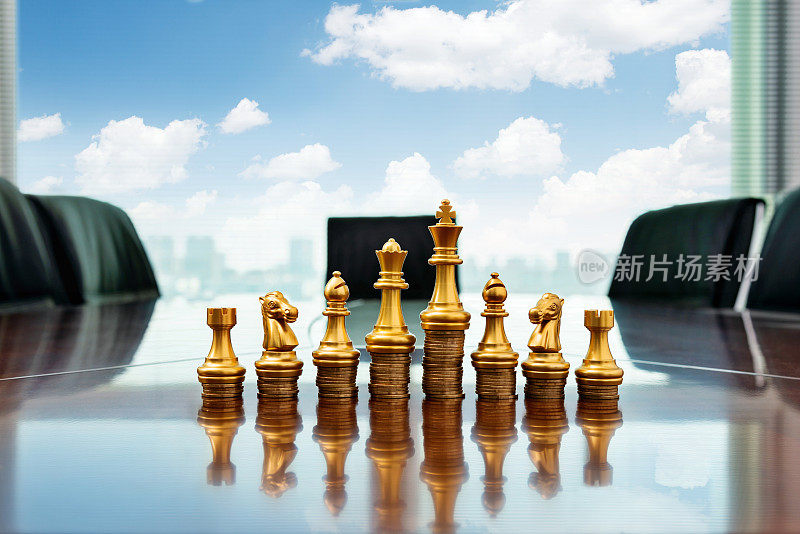 金色的棋子堆在硬币上