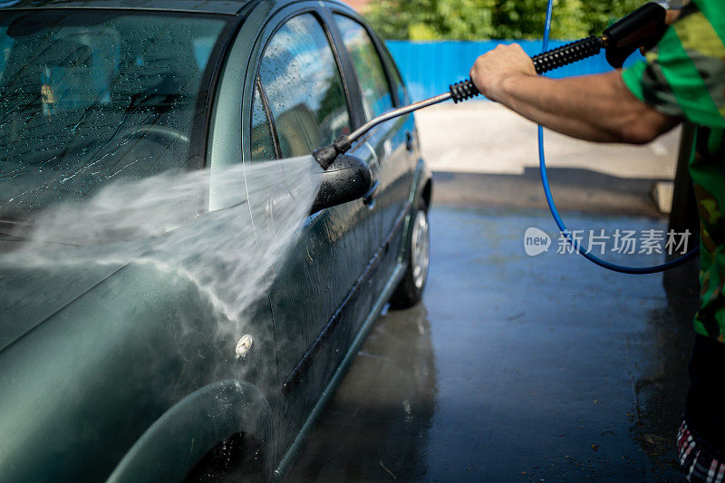 一个人正在外面洗车