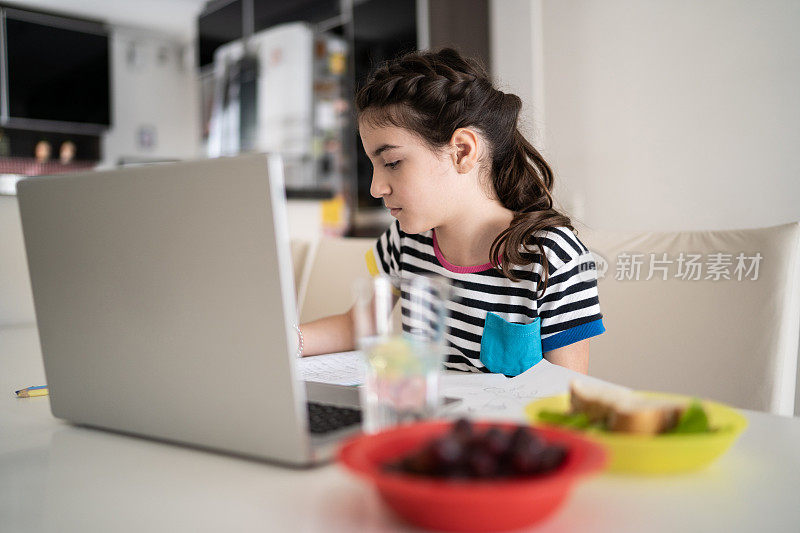 女孩在家用笔记本学习