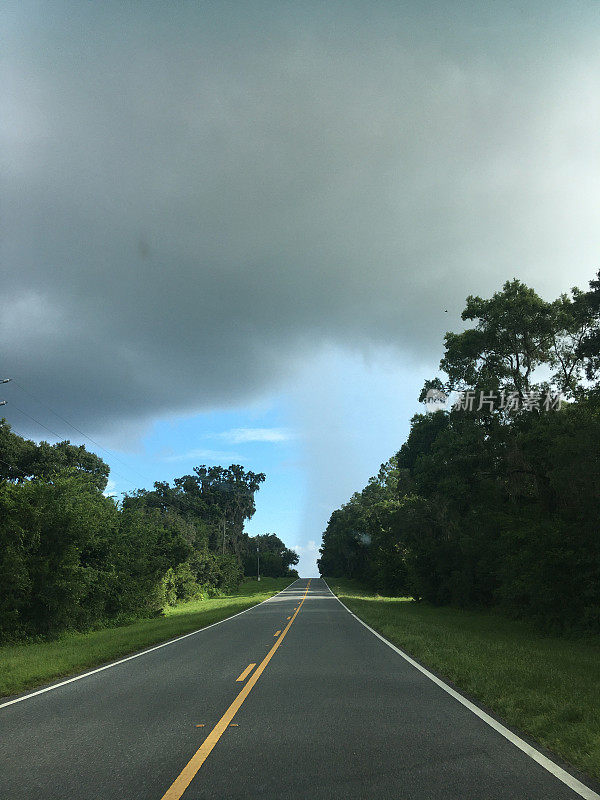 向下看向山顶的铺平的道路与雨在地平线上