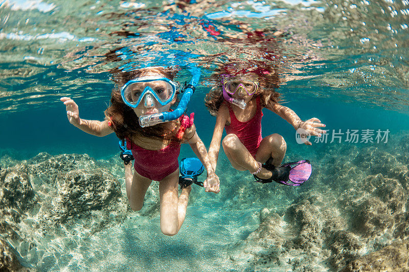 姐妹们在水下浮潜和玩耍