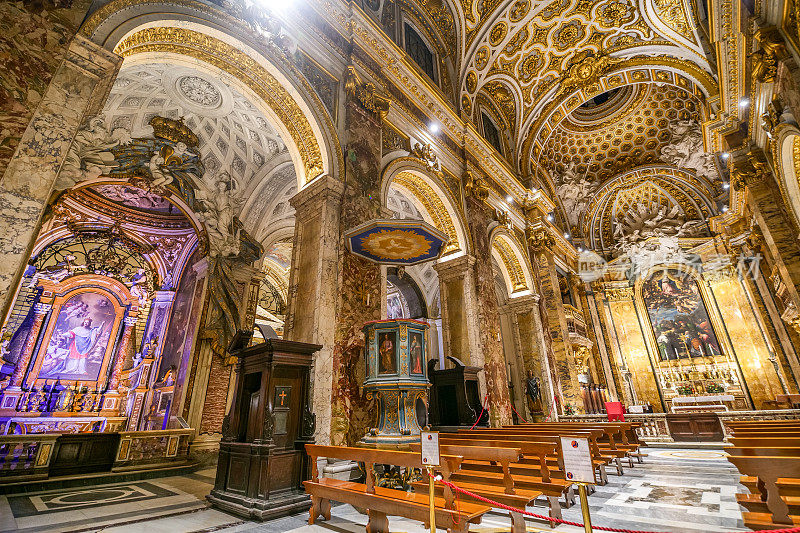 位于巴洛克风格的罗马中心的法国圣路易教堂中殿令人惊叹