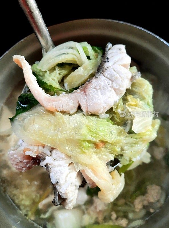 大米粥用海鲈鱼上勺准备食材。