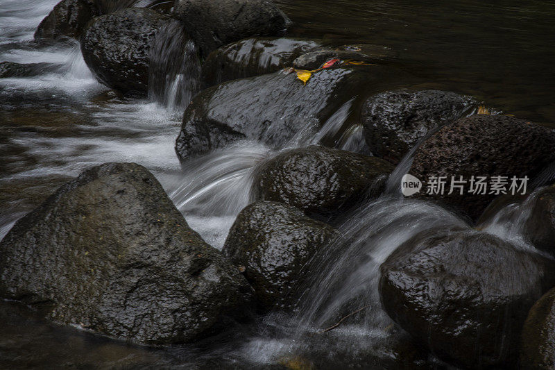 河水在溪流中流过岩石