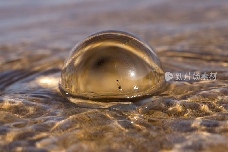 水晶球在海浪中翻滚，金色的夕阳西下