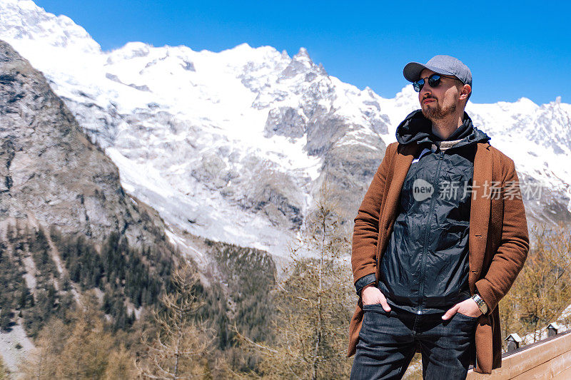 摄影师旅行者在意大利阿尔卑斯山附近的勃朗峰戴着带照相机的太阳镜