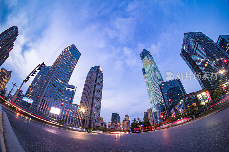 车灯在城市的夜景中飞驰