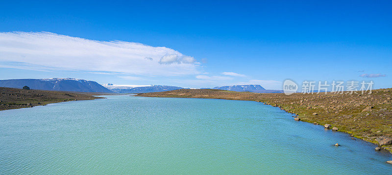 美丽的河流颜色，而流动的道路Kerlingarfjöll营地，冰岛