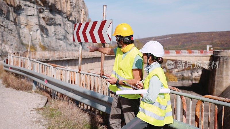 道路建设工程师工作。修建新的公路。