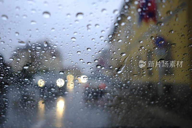 在雨中开车