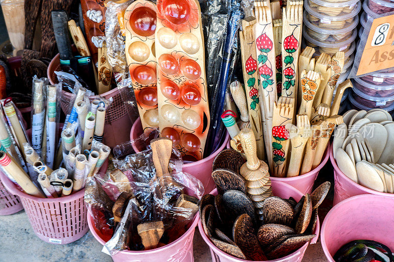 碧瑶城街市摊位，有各式各样的食物、纪念品和绘画