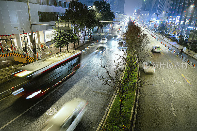 汽车在成都的夜晚穿梭于城市之间。