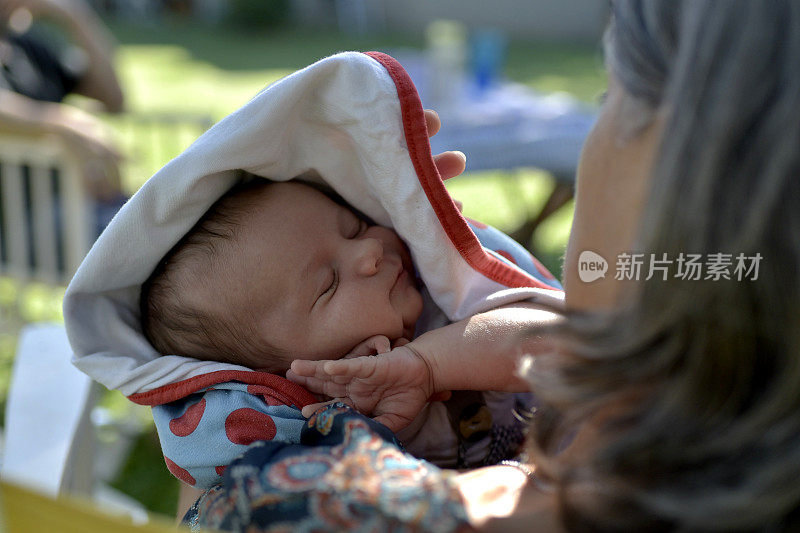 怀抱新生婴儿