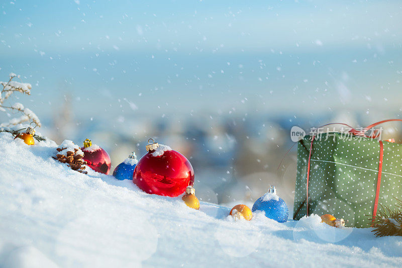 新年的玩具和礼物，圣诞老人在雪地里，在森林里，在村庄里，在阳光明媚的天气里。