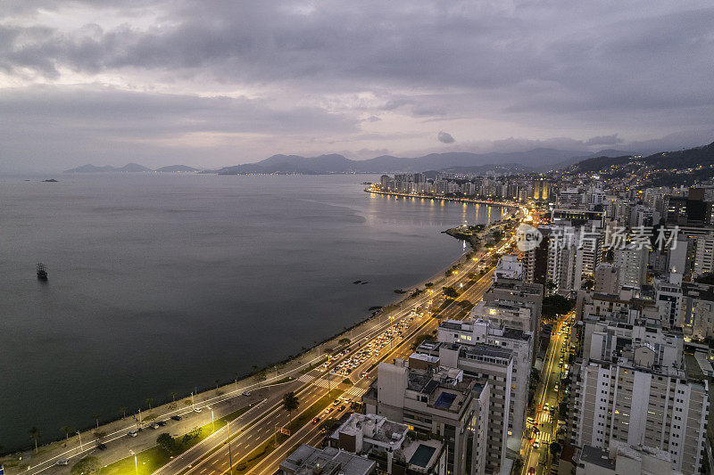 Florianópolis下午晚些时候和傍晚早些时候的城市天际线。