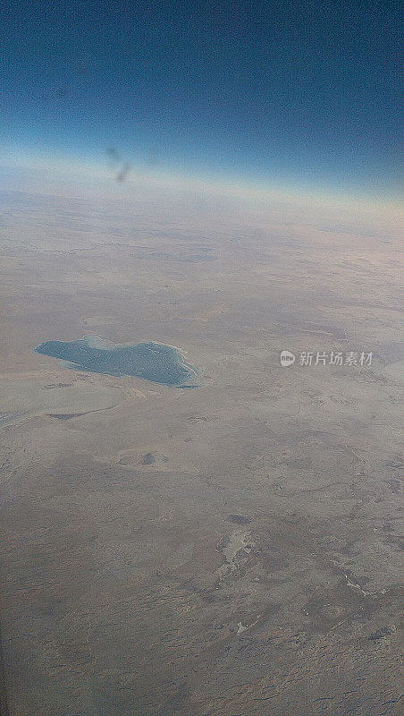 从从头顶飞过的飞机上看到的西伯利亚风景
