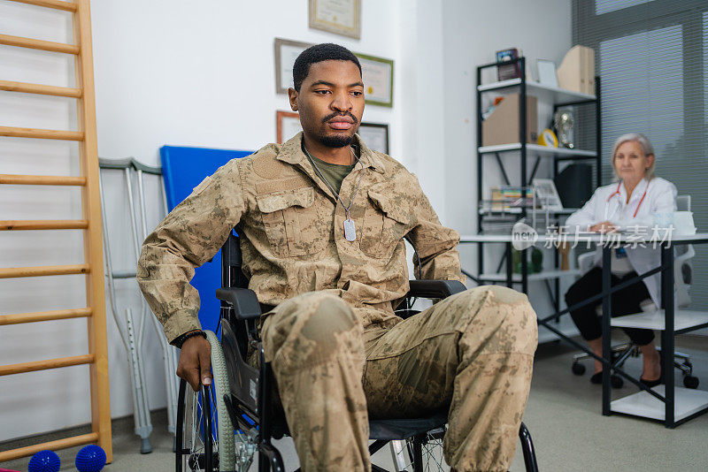 坐轮椅的士兵。在预约期间，他正在与军医或顾问讨论受伤和创伤