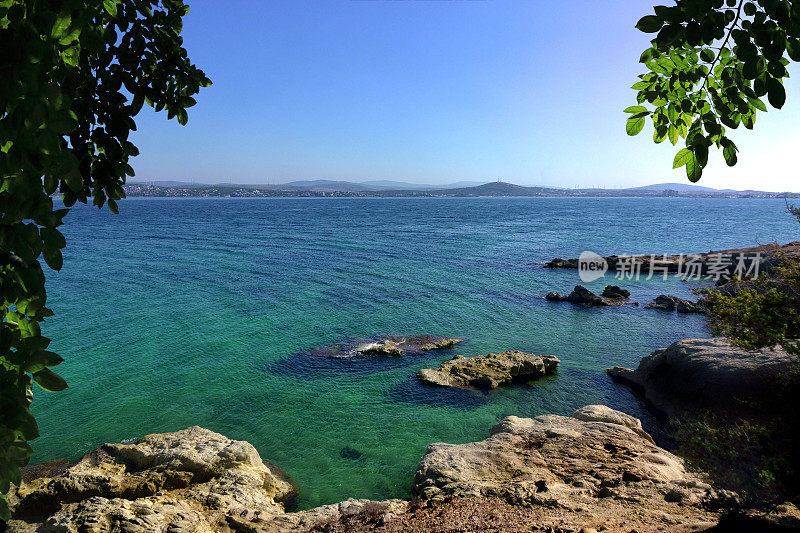 美丽的绿松石色岩石海景，清澈透明的水