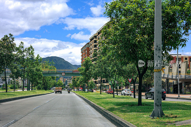 Bogotá，哥伦比亚-司机的观点，在埃尔多拉多大道或26号街向东行驶。背景:一个阴天的下午，首都的东山